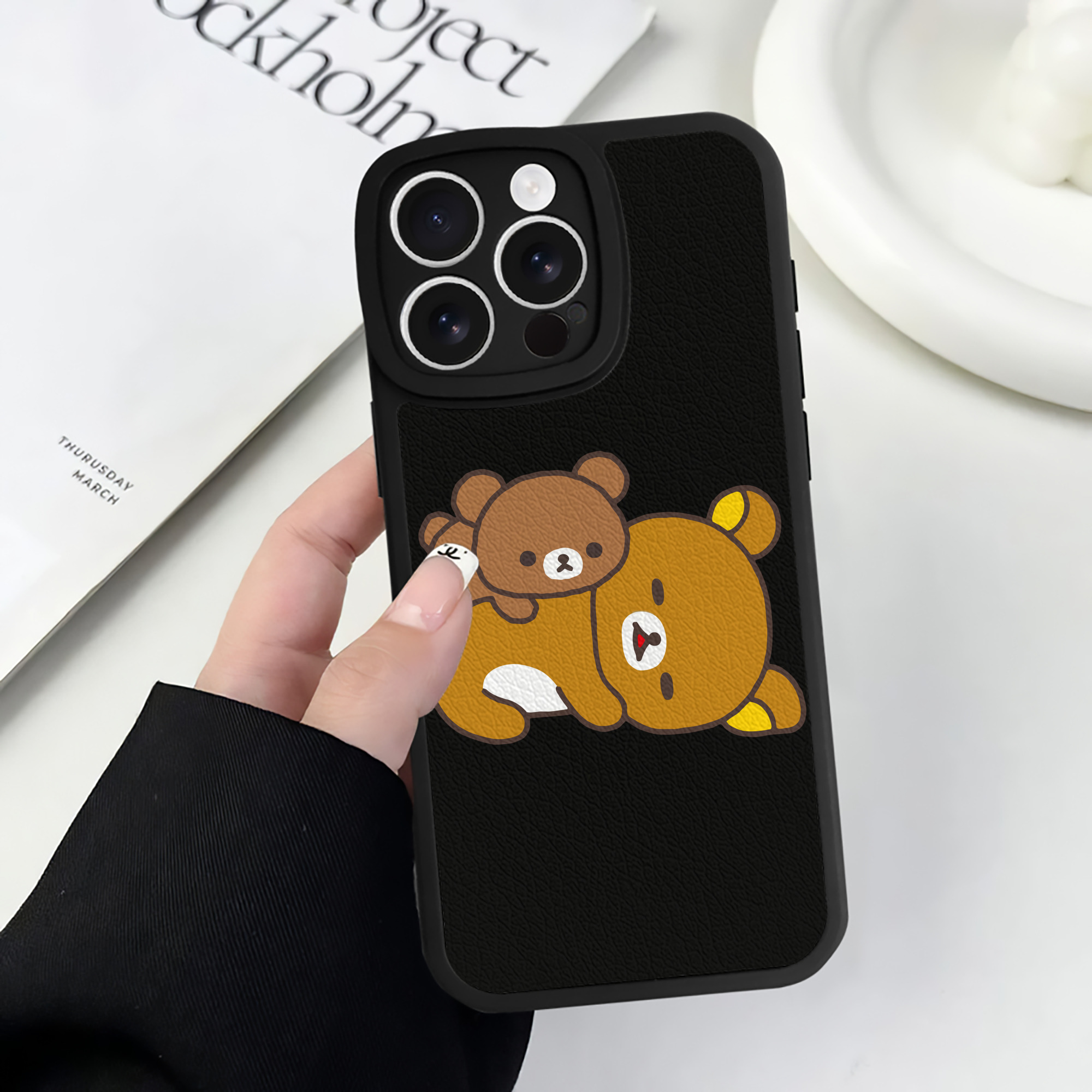 （画像用） リラックマ リラックマ キイロイトリ Rilakkuma Korilakkuma Kiiroitori 【iPhone 16シリーズ対応】シリコンスマホケース（レザー調） 材質：シリコン